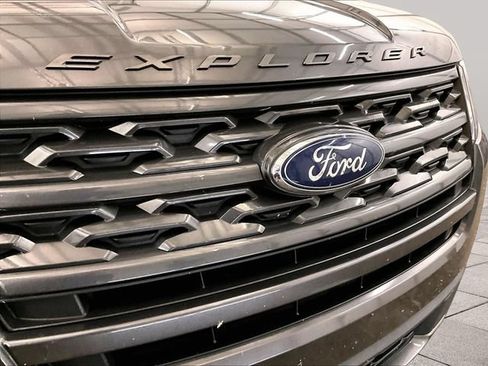 Used 2018 Ford Explorer XLT w/ Equipment Group 202A FWD image 30