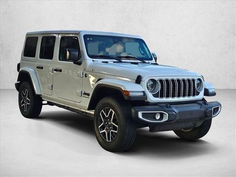 Used 2025 Jeep Wrangler Unlimited Sahara AWD/4WD image 3