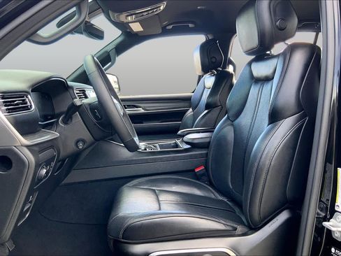 Used 2024 Jeep Wagoneer Series II w/ Flexible Seating Group RWD image 8