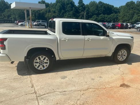 Used 2023 Nissan Frontier SV w/ SV Convenience Package RWD image 3