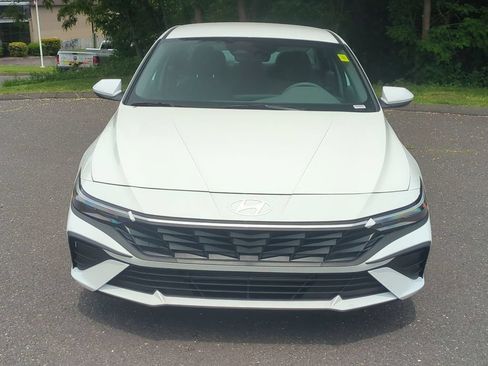 Certified 2025 Hyundai Elantra SE FWD image 8