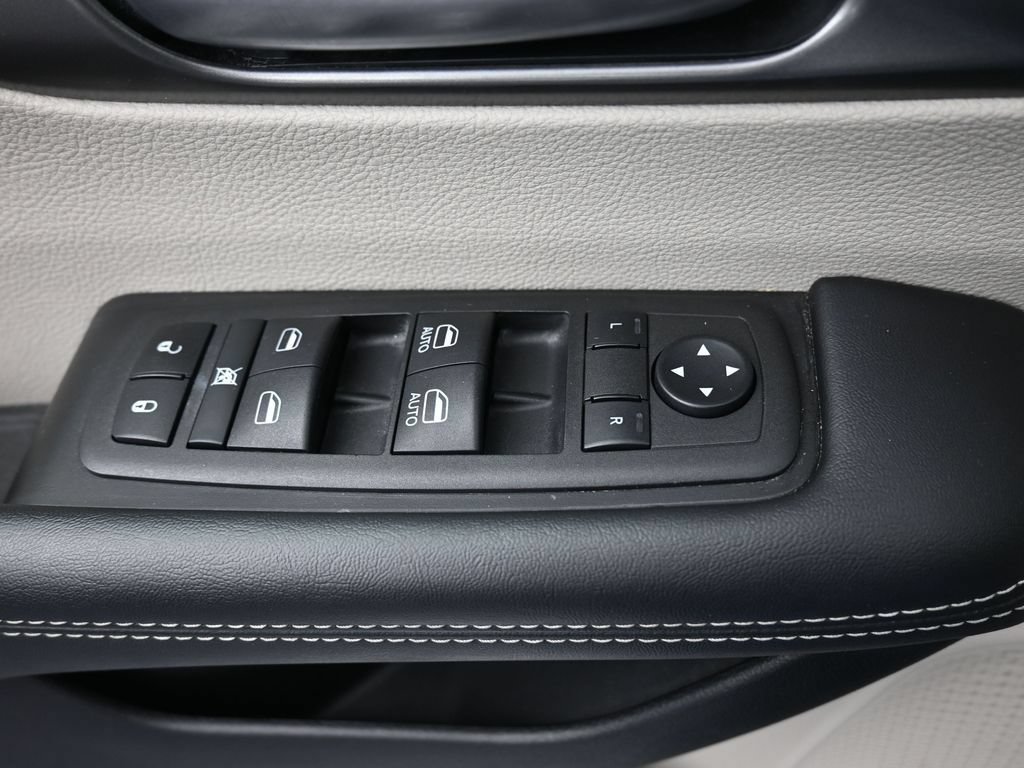 Used 2023 Chrysler Pacifica Touring-L FWD image 20