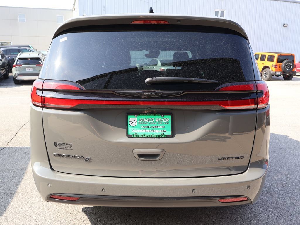 Used 2025 Chrysler Pacifica Limited FWD image 4