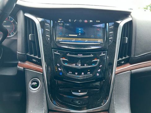 Used 2017 Cadillac Escalade ESV Luxury AWD/4WD image 29