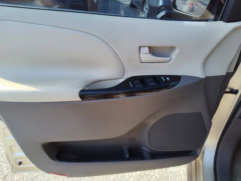 Used 2011 Toyota Sienna LE image 14