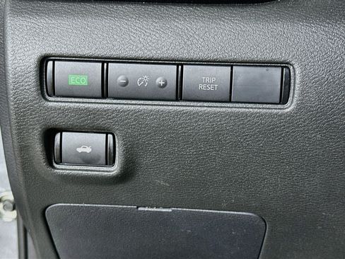Used 2025 Nissan Sentra SV FWD image 17