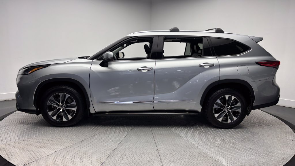 Certified 2021 Toyota Highlander XLE AWD/4WD image 4