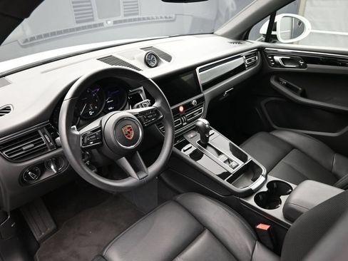 Certified 2025 Porsche Macan AWD/4WD image 4