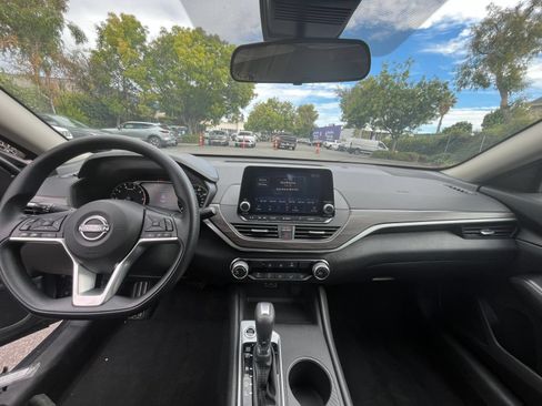 Used 2025 Nissan Altima 2.5 SV FWD image 28