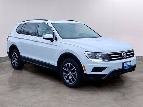 Certified 2020 Volkswagen Tiguan SE w/ Panoramic Sunroof Package image 3