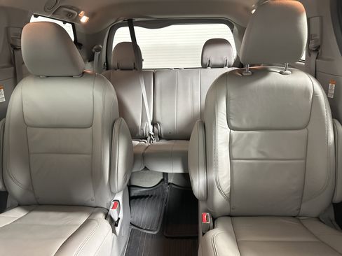 Used 2018 Toyota Sienna AWD image 24
