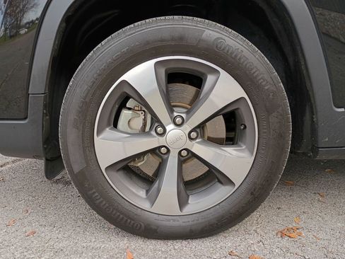 Used 2019 Jeep Cherokee Limited image 31