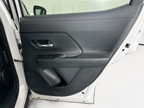 Used 2025 Nissan Kicks SV AWD/4WD image 27