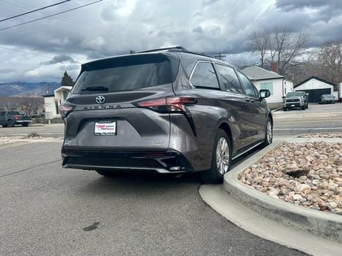 Used 2021 Toyota Sienna XSE w/ XSE Plus Package image 4