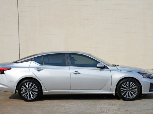 Used 2025 Nissan Altima 2.5 SV w/ SV Premium Package FWD image 46