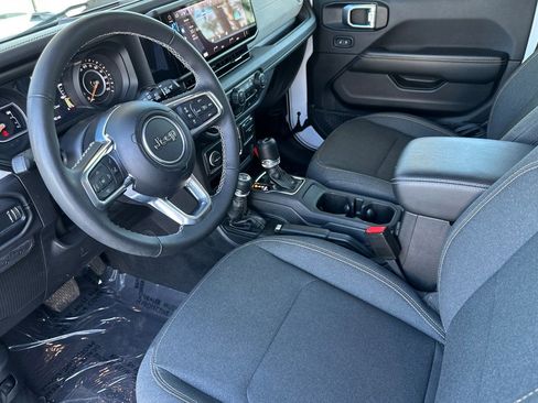 Used 2025 Jeep Wrangler Sahara image 10