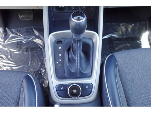 Used 2021 Hyundai Venue FWD image 21