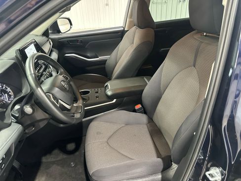 Used 2025 Toyota Highlander LE FWD image 17