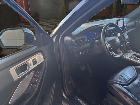 Used 2020 Ford Explorer Platinum w/ Premium Technology Package image 17