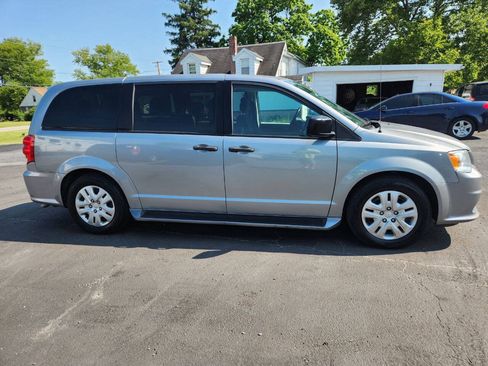 Used 2019 Dodge Grand Caravan SE w/ UConnect Hands-Free Group FWD image 5