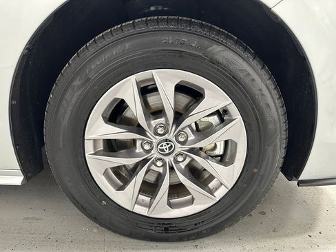 Used 2025 Toyota Sienna LE image 64