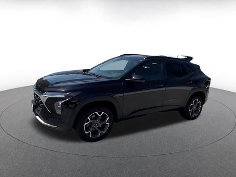 Used 2025 Chevrolet Trax LT FWD image 8