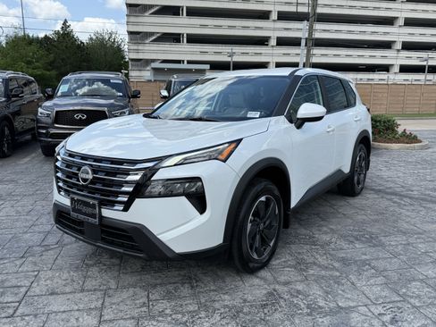 Used 2025 Nissan Rogue SV image 4