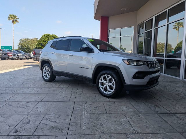 Used 2024 Jeep Compass Latitude AWD/4WD image 2