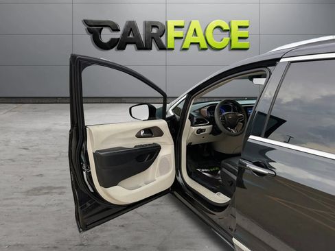 Used 2019 Chrysler Pacifica Touring-L FWD image 15