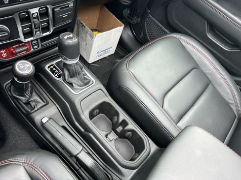 Used 2025 Jeep Wrangler Unlimited Rubicon AWD/4WD image 35