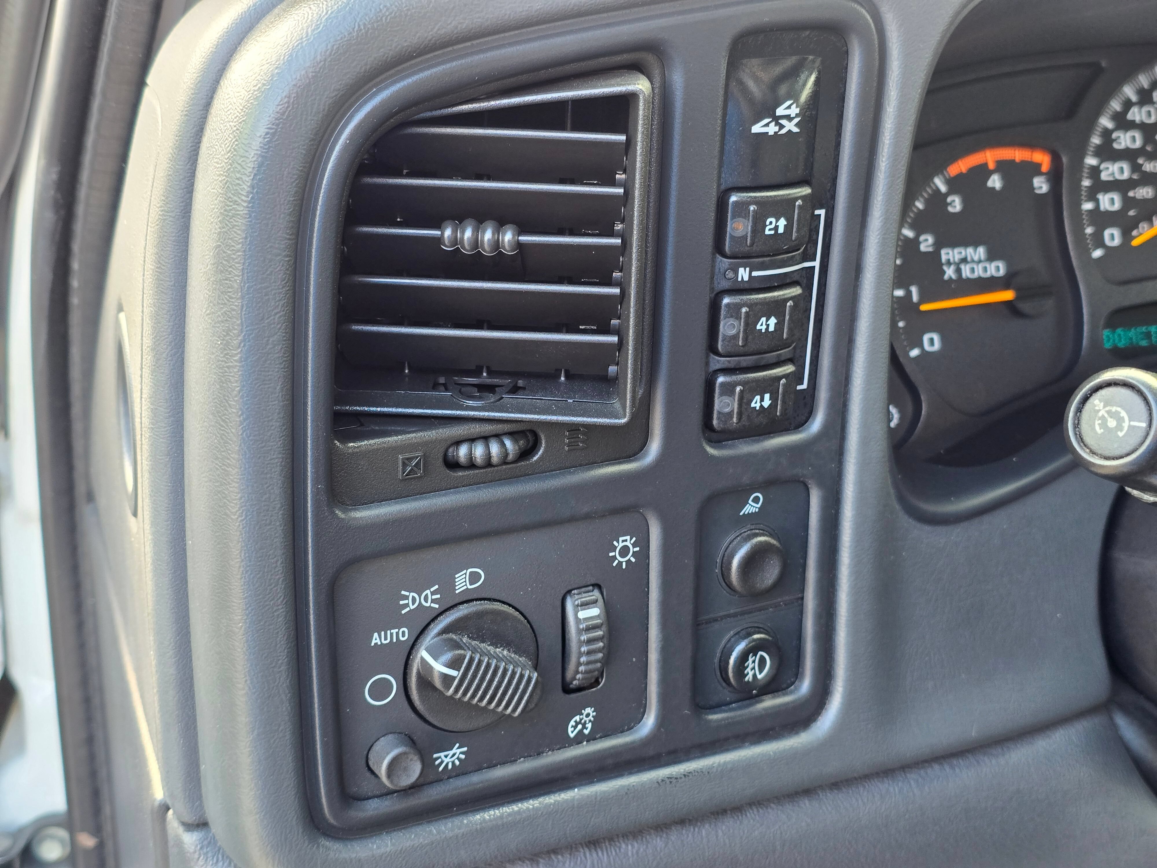 Used 2005 Chevrolet Silverado 2500 LT w/ Heavy-Duty Power Package AWD/4WD image 24