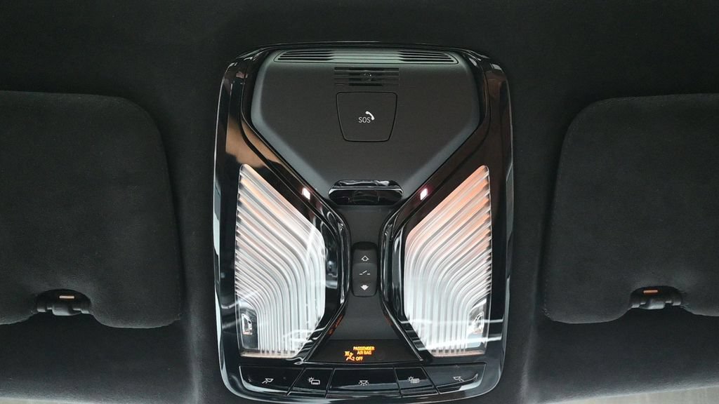 Used 2021 BMW X7 M50i w/ Dynamic Handling Package AWD/4WD image 21