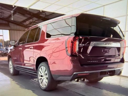 Used 2022 GMC Yukon XL Denali w/ Denali Premium Package AWD/4WD image 4