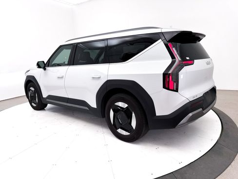 Certified 2024 Kia EV9 Wind AWD/4WD image 17