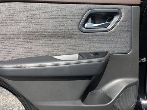 Used 2023 Nissan Rogue SV image 25