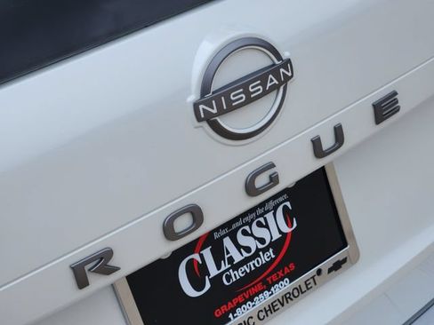 Used 2025 Nissan Rogue SL w/ Tech Package FWD image 9