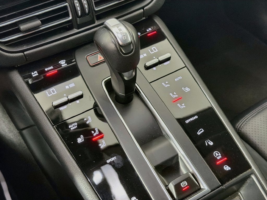Certified 2023 Porsche Macan AWD/4WD image 18