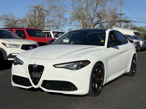Used 2019 Alfa Romeo Giulia w/ Quick Order Package 22K Sport RWD image 10