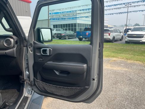 Used 2021 Jeep Gladiator Overland AWD/4WD image 18