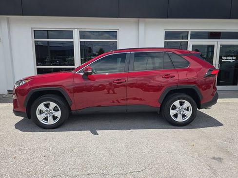 Used 2020 Toyota RAV4 XLE w/ Convenience Package FWD image 4