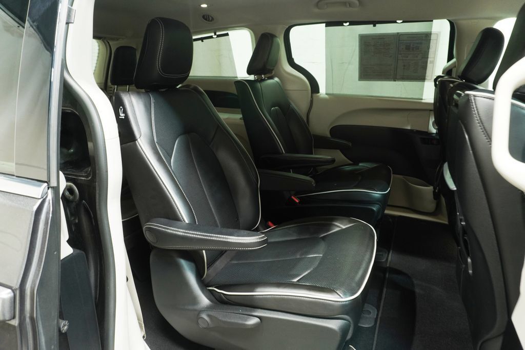 Used 2021 Chrysler Pacifica Limited w/ Uconnect Theater Family Group FWD image 17