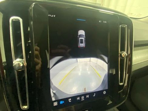 Used 2025 Volvo XC40 B5 Core image 25