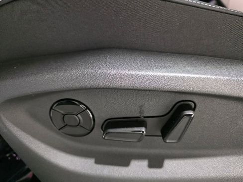 Certified 2025 Volkswagen Tiguan SE image 14