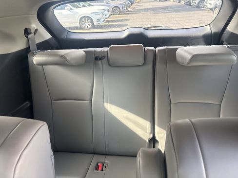 Used 2020 Toyota Highlander XLE AWD/4WD image 4