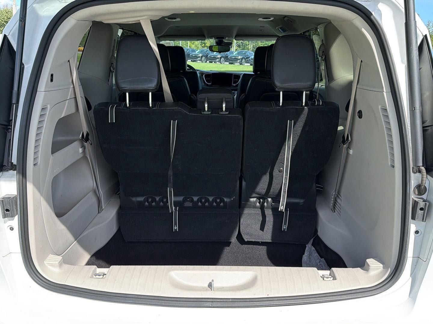 Used 2024 Chrysler Pacifica Touring-L FWD image 6