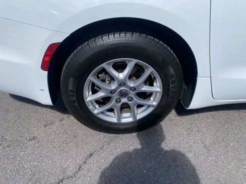 Used 2023 Chrysler Pacifica Touring-L FWD image 6