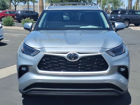 Used 2023 Toyota Highlander XLE FWD image 2