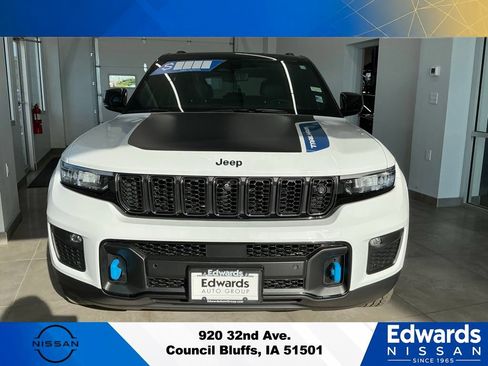 Used 2022 Jeep Grand Cherokee Trailhawk w/ Advanced Protech Group II AWD/4WD image 3