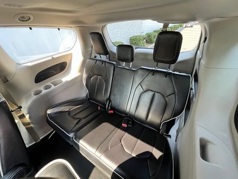 Used 2024 Chrysler Pacifica Limited FWD image 13