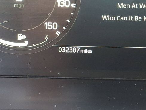 Used 2024 Land Rover Defender 130 X-Dynamic SE image 23